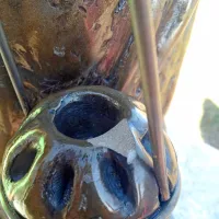 Poleg Dečka miru so neznanci poškodovali tudi skulpturo, v kateri gori Ogenj miru in ljubezni.