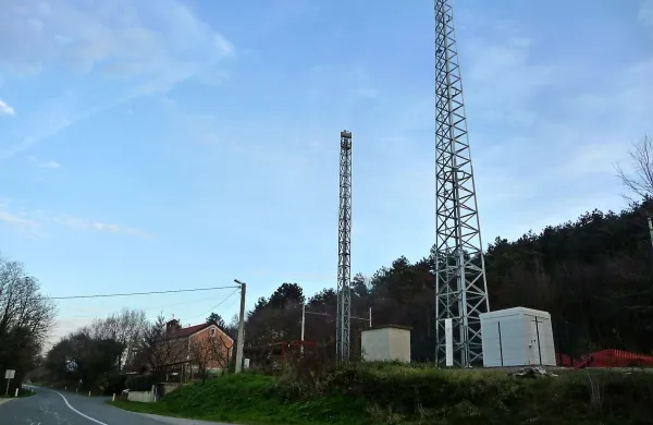 Pri Žirjah stoji bazna postaja le lučaj od stanovanjske hiše.