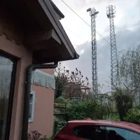 Pri Žirjah stoji bazna postaja le lučaj od stanovanjske hiše.