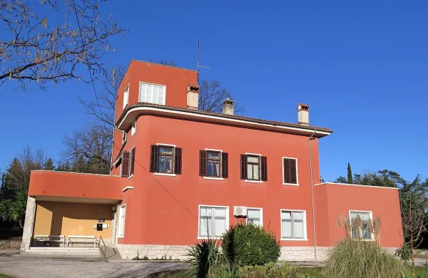 V komenski ambulanti bolniki pogosto čakajo v gneči, toda dodatnega zdravnika ne bodo dočakali.