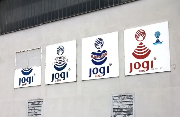 Nekateri v logotipu vidijo indijskega jogija, ki meditira, drugi  deklico - za vse pa je jogi sinonim za ležišče.   