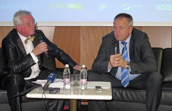 Ministra Zdravka Počivalška (desno) je o turizmu izprašal novinar Drago Bulc