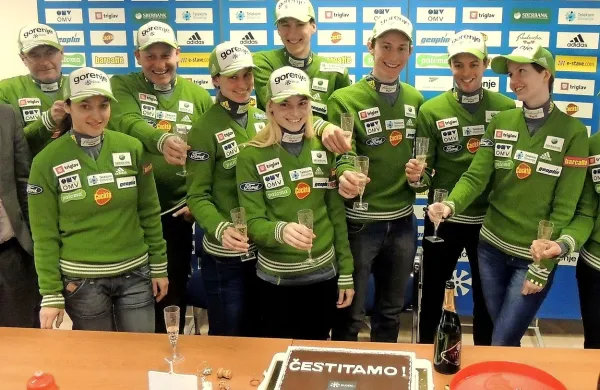  Ob moškem adutu Petru Prevcu med dekleti letos blesti Špela Rogelj (v ospredju).