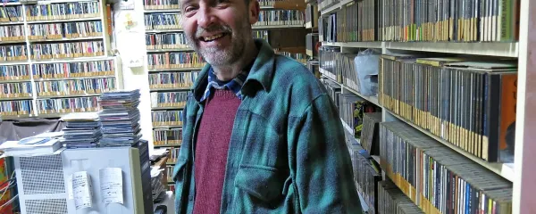 Iztok Krkoč: “Ljudje še  prihajajo sem, to je še zmeraj živahno srečevališče, pa čeprav si cedeje izposojajo redki.”