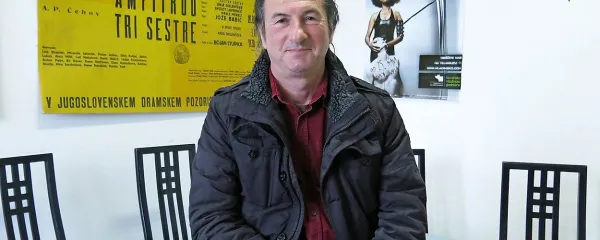 Eduard Miler: “V Trstu bolj občutim, da smo v gospodarski krizi ... Tu in tam se sprehodim po mestu, grem do gledališča Rossetti, vidim kako lepo ulico, vendar to ni živahno evropsko mesto. Pa še naše gledališče je na taki lokaciji, da nimam občutka