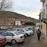 Trg 28. avgusta v Sežani zdaj. Na desni se niz stavb (župnišče, veterinarski zavod) konča pri podhodu pod železniško progo proti  Vidmašču.