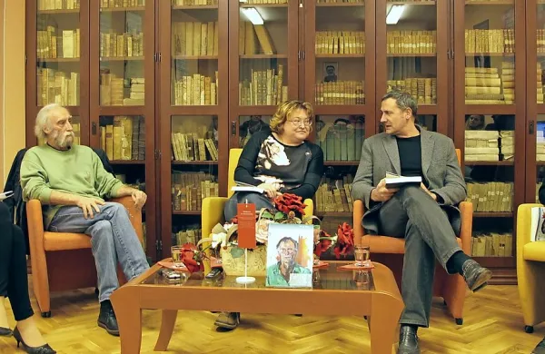 O Tomažu Šalamunu in njegovi poeziji so na predstavitvi zbornika Obzorja jezika/Obnebja jezika spregovorili (z leve): Vesna Mikolič, Josip Osti, Barbara Pregelj, Krištof Jacek Kozak  in Karlo Hmeljak.