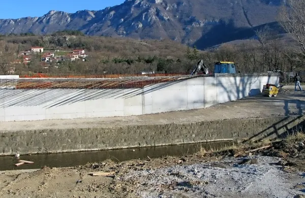 Nov most čez Lokavšček:  gradbeni delavci  so naredili temelje, ker pa občina nima dovolj denarja, so gradbišče začasno zaprli. 