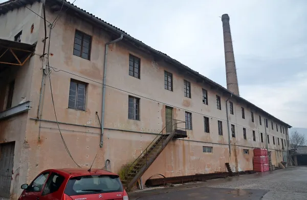 Na  občini ne vedo, kaj narediti s propadajočo frnažo: niti za delno obnovo, ki bi preprečila nadaljnje propadanje, nimajo denarja. 