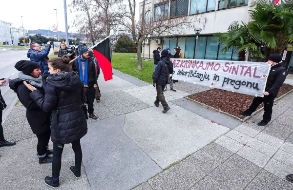 Federacija za anarhistično organiziranje (FAO) je pol ure pred začetkom včerajšnje obravnave pred sodiščem pripravila protestni shod v podporo obdolženim.