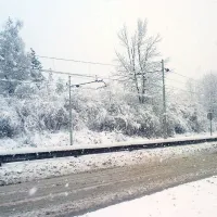 Ceste zasnežene, promet pa oviran