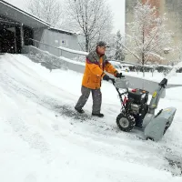 Ceste zasnežene, promet pa oviran