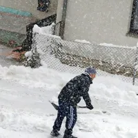 Ceste zasnežene, promet pa oviran