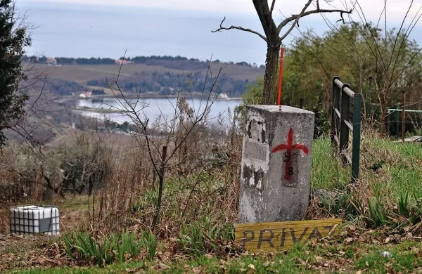 Simboli STO vznemirili  domačine na Miljskih hribih