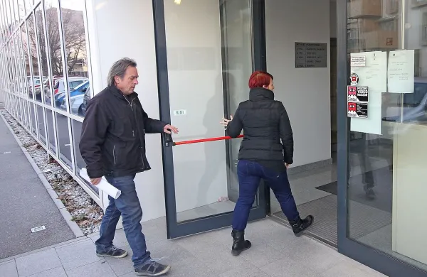 Marjana Mikuža so na novogoriškem okrajnem sodišču  spoznali za krivega ponarejanja listin in mu izrekli polletno zaporno kazen.