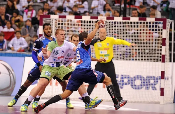 Matej Gaber (v ospredju v belem dresu) in Uroš Bundalo (v ozadju v belem dresu) predstavljata obrambni blok pred slovenskimi vrati.