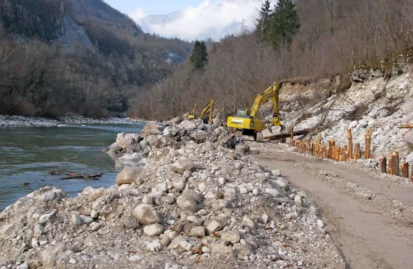 Ministrstvo  za okolje in prostor je zaradi spornih protipoplavnih ukrepov  na brežinah  Soče ribiče zaprosilo za sestanek.