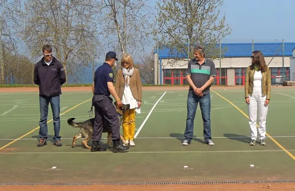 Iztok Blaževič s pismom, ki ga je v njegovo hišo pred več kot stotimi leti zazidal Josip Ahtik. 