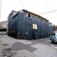 Časovno kapsulo so našli med obnovo hiše v Zadružni ulici, zazidana je bila v steno.