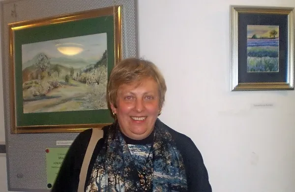 V kozinski knjižnici je še do torka na ogled razstava Okrog in okrog v nas  domačinke Mirjane Metlika.