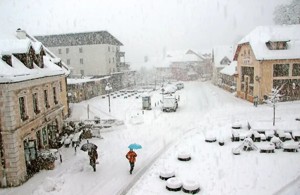 Po napovedih vremenoslovcev se danes obeta nova pošiljka snega. 