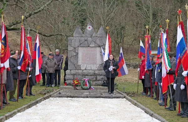 Na slovesnosti ob obeležju padlim partizanom v Dovcah je Ljubica Jelušič opozorila, da je igranje z ideologijami ravno tako nevarno kot igranje z orožjem. 