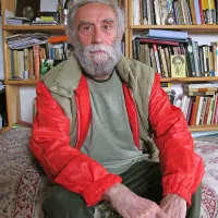 Josip Osti v svoji tomajski sobi  