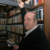 Miroslav Košuta v svoji knjižnici na Kontovelu   