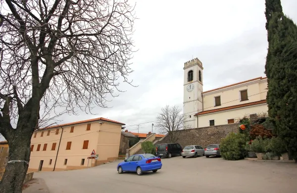 Koprska škofija se mora odločiti, ali bo dala soglasje za bazno postajo na zvoniku ali ne. Na mizi ima dve peticiji: 169 ljudi  jo zahteva, približno 70 jih nasprotuje. 