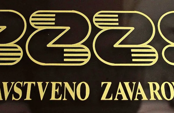 Zavod za zdravstveno zavarovanje Slovenije bo bolnišnicam predčasno izplačal del avansa, da bodo lahko izplačale plače.