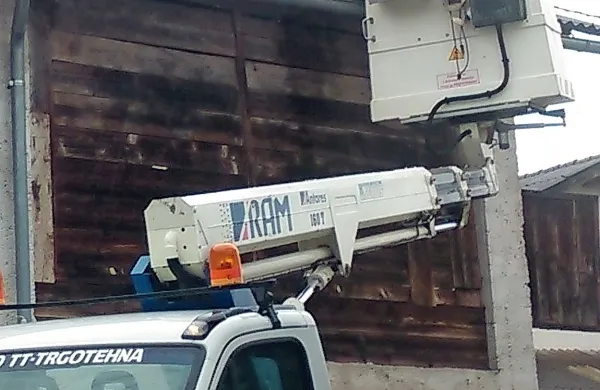 Gasilcem so priskočili na pomoč delavci Elektro Primorska s košaro.