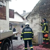 Košanski in pivški gasilci so ob obletnici žleda k sreči le prekrivali strehe.
