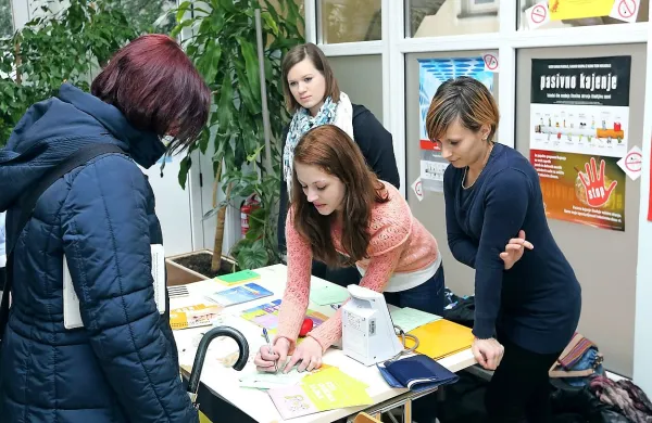Koprski zdravstveni dom je ozaveščanje o škodljivostih 
kajenja v petek razširil še na odrasle in tudi zanje postavil 
stojnici v obeh svojih stavbah.  