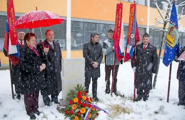 Spomenik TIGR-ovcu Jakobu Dolencu so pred osnovno šolo v Prestranku v petek odkrili postojnski župan Igor Marentič, podpredsednica TIGR-a Bruna Olenik in sin Jakoba Dolenca Stane Dolenc.