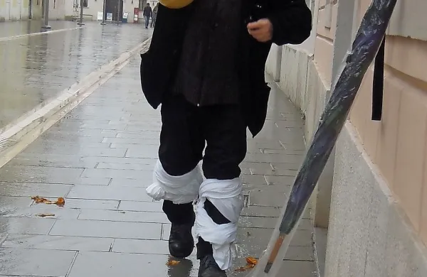 Medtem ko so se mladi pogovarjali z županom, je Marko Brecelj  izvedel performans pokanja balonov pred občino. Društvo DPZN si je začasni prostor za delovanje našlo v Glagoljaški ulici v Kopru.