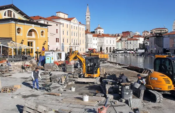 Mandrač so začeli obnavljati novembra 2010, uporabno dovoljenje je pristanišče dobilo šele dve leti in pol zatem. Obnova se je podražila za dober milijon evrov. 