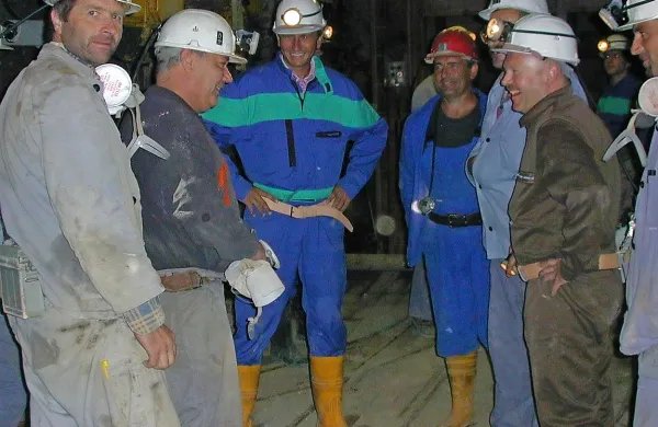 Predsednik države Borut Pahor (tretji z leve ob enem od obiskov v jami) razmere v rudniku in Idriji zelo dobro pozna in Idrijčani se sprašujejo, ali ni čas, da jim pomaga tudi on.
