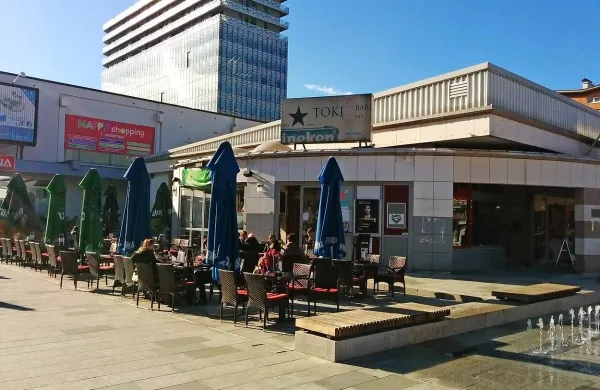 Študentje odhajajo iz lokala Tokio, ki ga nato čaka temeljita obnova. Prihaja nov najemnik, ki je še pred letom dni zagotavljal, da so govorice o njegovem prevzemu lokala “smešne”.
