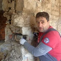 Pismo so našli med obnovo hiše, zavito v kartonaste platnice ter ovito v kuhinjsko krpo in zavezano z vrvico.