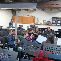Šolski orkester pod vodstvom Matije Tavčarja smo ujeli med vajami v vedno glasbe polnem Godbenem domu. 