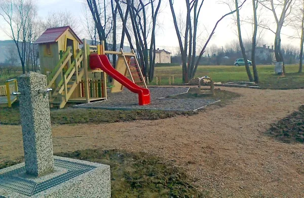 Pred kratkim so na robu bodočega večnamenskega središča v Volčji Dragi postavili igrala za najmlajše 