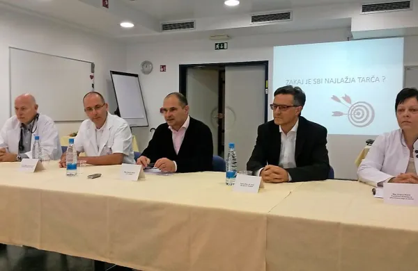 Vodstvo izolske bolnišnice je včeraj zavrnilo očitke, da delajo premalo, da imajo previsoke plače in preveč zaposlenih.  
 