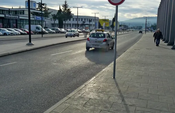 Na Ljubljanski ulici pri stadionu je po novem dovoljeno  drveti s kar 70 kilometri na uro.