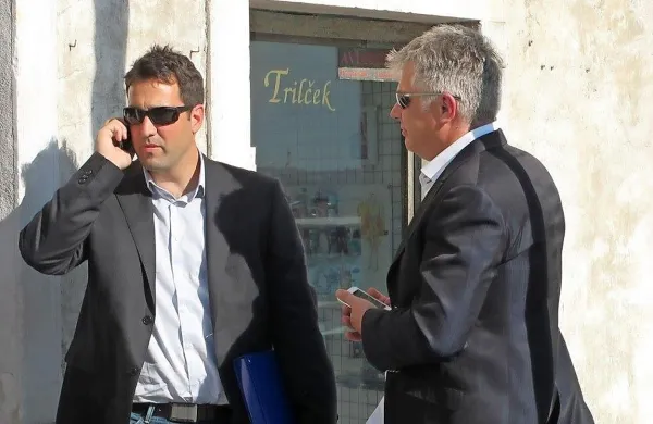 Milovan Đikanović in Loris Požar po seji piranskega občinskega sveta maja 2013, kjer nista uspela prepričati občinskih svetnikov, da bi soglašali s selitvijo Adonisa v center Portoroža.  