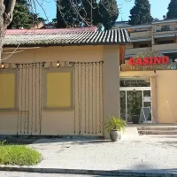 Adonis za zdaj ostaja zaprt, v njem so varnostniki, ki objekt varujejo. Dobili naj bi  namreč tudi grožnje, da  bodo objekt požgali.