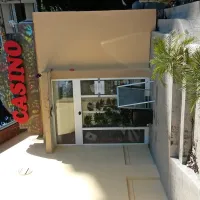 Adonis za zdaj ostaja zaprt, v njem so varnostniki, ki objekt varujejo. Dobili naj bi  namreč tudi grožnje, da  bodo objekt požgali.  