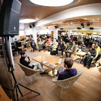 StartUp Cafe, na katerem je bil gost podjetnik Boštjan Špetič.

