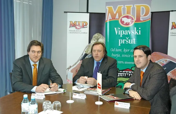 Martin Kovač (desno) se že več kot leto dni izmika sojenju zaradi kaznivega dejanja, ki naj bi ga storil kot direktor Mipa DML. Denar, ki naj bi si ga prisvojil, pa je le drobiž v primerjavi s škodo, za katero naj bi se  na sodišču zagovarjali vsi trije