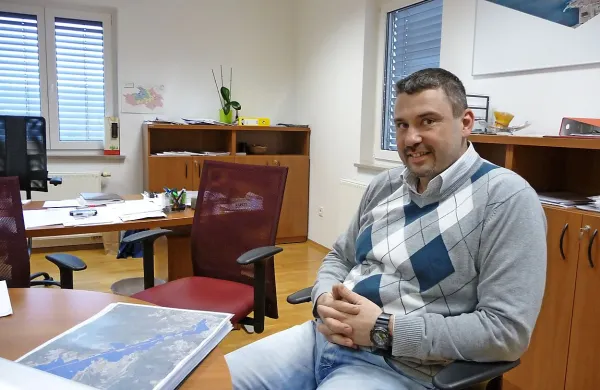 Vodja sektorja kanalizacije v Komunali Koper Alan Peroša opozarja, naj bodo občani pri nakupu male čistilne naprave pozorni na njeno kakovost, možnost dobave rezervnih delov in servisiranje, naprava pa mora biti skladna z zahtevami upravljalca.