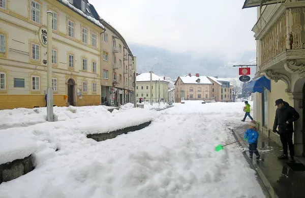  Odmaknjena, starajoča in pravkar na debelo zasnežena občina Idrija prinaša stroške, ki jih država ne prizna.